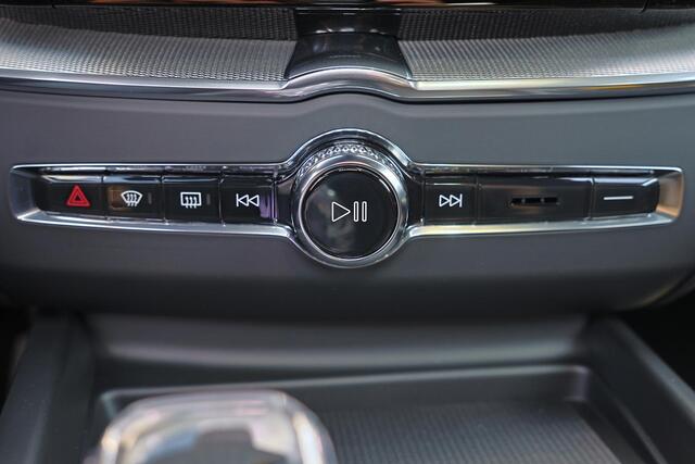 Volvo XC60 T6 Recharge AWD Plus Black Edition - Panorama/schuifdak - IntelliSafe Assist & Surround - Harman/Kardon audio - 360º Camera - Verwarmde voorstoelen, stuur & achterbank - Parkeersensoren voor & achter - Elektr. bedienb. voorstoelen met geheugen - Head up d