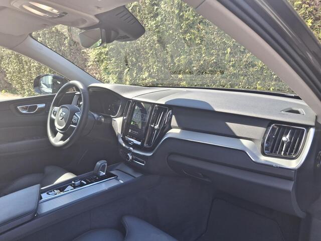 Volvo XC60 T6 Plug-in hybrid AWD Plus Dark | Panoramadak | 360 camera | Trekhaak | Stoel/Stuur Verwarming |