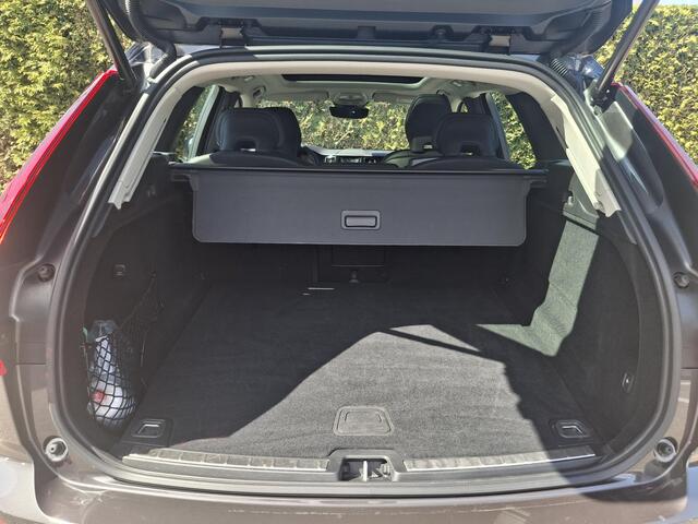Volvo XC60 T6 Plug-in hybrid AWD Plus Dark | Panoramadak | 360 camera | Trekhaak | Stoel/Stuur Verwarming |