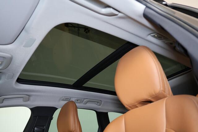 Volvo XC60 T6 Plug-in hybrid AWD Inscription Expression - Panorama/schuifdak - Intellisafe Assist - Full LED - Verwarmbare voorstoelen - Trekhaak semi-elektrisch wegklapbaar - Lederen bekleding - Parkeersensoren achter