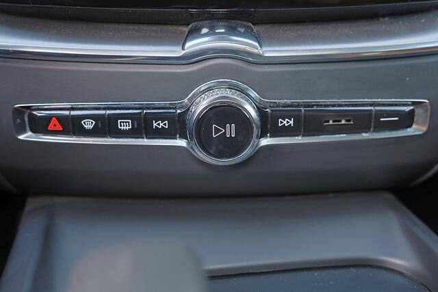 Volvo XC60 T6 Plug-in hybrid AWD Inscription Expression - Panorama/schuifdak - Intellisafe Assist - Full LED - Verwarmbare voorstoelen - Trekhaak semi-elektrisch wegklapbaar - Lederen bekleding - Parkeersensoren achter