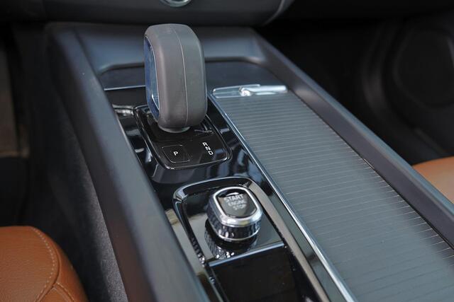 Volvo XC60 T6 Plug-in hybrid AWD Inscription Expression - Panorama/schuifdak - Intellisafe Assist - Full LED - Verwarmbare voorstoelen - Trekhaak semi-elektrisch wegklapbaar - Lederen bekleding - Parkeersensoren achter