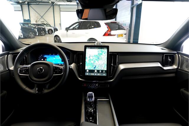 Volvo XC60 2.0 T8 AWD 299kW/407pk Aut8 MJ2027, NIEUW ¤82.945! Plug-in Ultra Black Exec. LUCHTVERING + BOWERS&WILKINS + PANORAMADAK + EL.TREKHAAK + HEAD-UP + PILOT ASSIST + STOELVERWARMING/-VENTILATIE&-MASSAGE + STUURVERARMING + 360 CAMERA + 21" LM-VELGEN!!