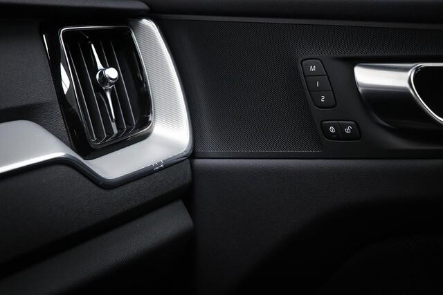 Volvo XC60 B4 Ultimate Bright | STOELVERWARMING | DAB | DRAADLOZE LADER | CAMERA | TREKHAAK | 19"