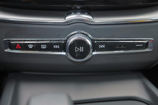 Volvo XC60 T6 Recharge AWD Core Bright - Panorama/schuifdak - IntelliSafe Assist & Surround - 360º Camera - Verwarmde voorstoelen, stuur & achterbank - Parkeersensoren voor & achter - Draadloze tel. lader - Extra getint glas - 19' LMV