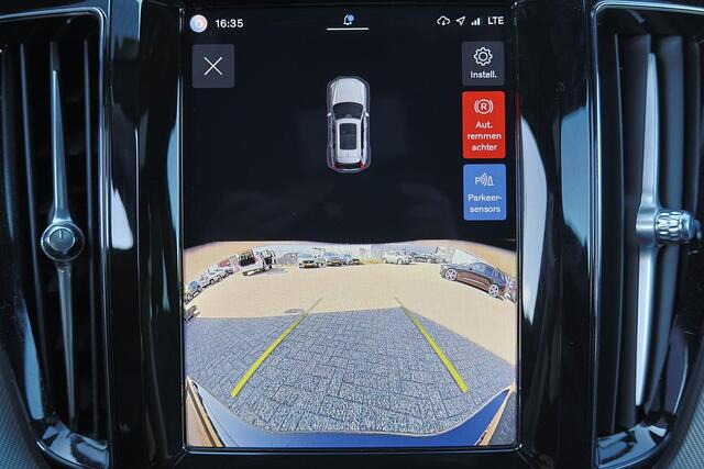 Volvo XC60 T8 Recharge AWD Ultra Black Edition - Panorama/schuifdak - IntelliSafe Assist & Surround - Harman/Kardon audio - Adaptieve LED koplampen - Parkeercamera achter - Verwarmde voorstoelen, stuur & achterbank - Parkeersensoren voor & achter - Elektr. bedienb. 