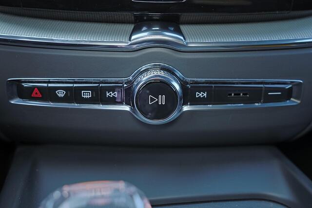 Volvo XC60 T8 Recharge AWD Ultra Black Edition - Panorama/schuifdak - IntelliSafe Assist & Surround - Harman/Kardon audio - Adaptieve LED koplampen - Parkeercamera achter - Verwarmde voorstoelen, stuur & achterbank - Parkeersensoren voor & achter - Elektr. bedienb. 