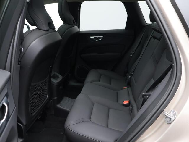 Volvo XC60 2.0 T6 Plug-in hybrid AWD Ultra Dark / Trekhaak / Luchtvering / 360 Camera / Head-up Display / Harman Kardon / Stoel+Stuurverwarming / Elektrische Stoelen /