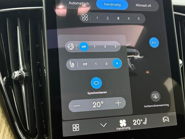 Volvo XC60 Plus Dark Recharge Plug-In Hybrid AWD
