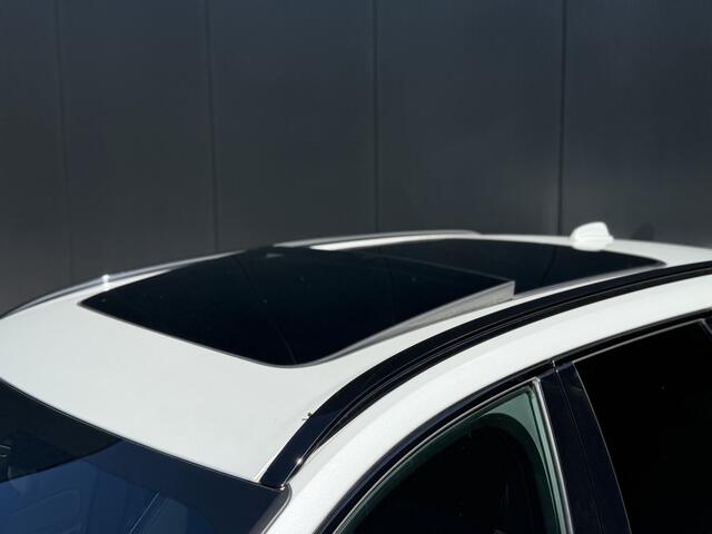 Volvo XC60 2.0 T6 Plug-in hybrid AWD Ultimate Dark | 22 inch wielen | Side Skirts | Getint Glas