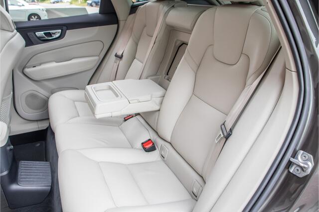 Volvo XC60 T8 Twin Engine AWD Momentum, Leder, Carplay, Trekhaak, Stoelverwarming, Camera, Panoramadak, Full LED.
