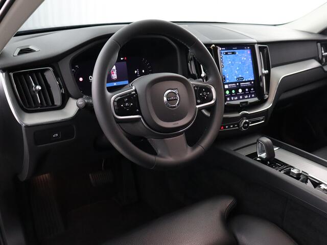 Volvo XC60 2.0 B4 Plus Dark (Elek. trekhaak + achterklep / Camera / Navi / Stoel- stuurverw.)