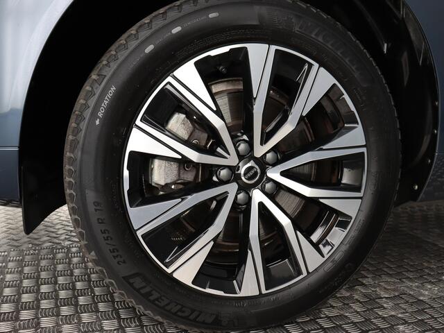Volvo XC60 2.0 B4 Plus Dark (Elek. trekhaak + achterklep / Camera / Navi / Stoel- stuurverw.)