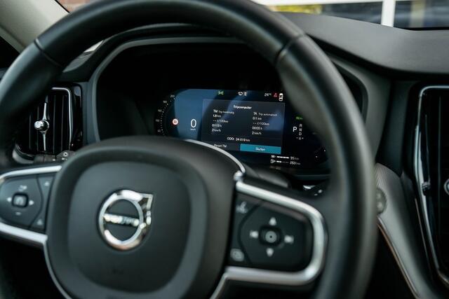 Volvo XC60 T6 Plug-in Hybrid AWD | Panorama | Memory | Leder | Camera | Stuurverw. | Stoelverw V + A |