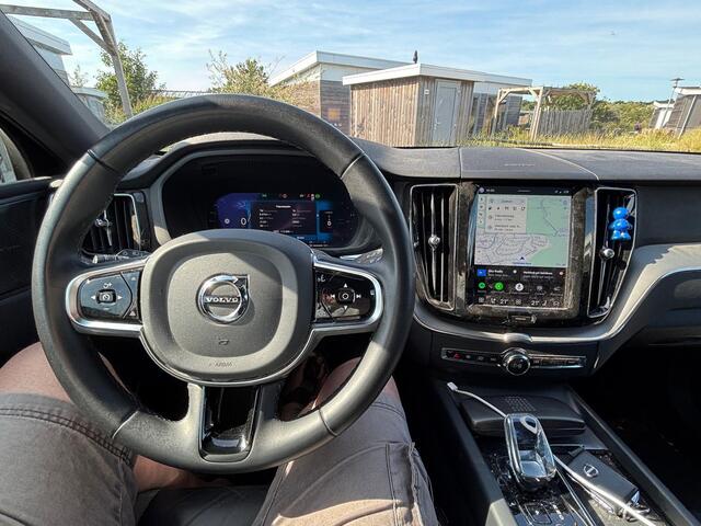 Volvo XC60 2.0 T6 Plug-in Hybrid AWD Plus Dark | PHEV | Harman Kardon Audio | Sportstoelen | Achteruitrijcamera | Parkeersensoren | Keyless Entry | Elektrische Achterklep | Elektrisch Verstelbare Voorstoelen | Stoelverwarming voor en achter | Cruise Control Adaptief | BLIS | Google Navigatie | Apple Carplay | Android Auto