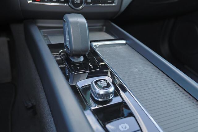Volvo XC60 2.0 T6 Plug-in hybrid AWD Essential - Black Edition - Fiscale waarde € 64.581 - IntelliSafe Assist & Surround - Verwarmde voorstoelen, stuur & achterbank - Parkeersensoren & camera achter - Draadloze tel. lader - Extra getint glas -Donkere hemel - 21 inch LMV