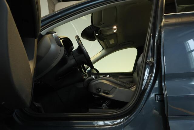 Volvo XC60 T4 Momentum Pro | Semi-Electrische Inklapbare Trekhaak | Dealeronderhouden | Comfortstoelen | Lederenbekleding | 4-seizoenenbanden | Cruise Control | Navigatie | Stoelverwarming | stuurwielverwarming | Navigatie | Cruise Control |