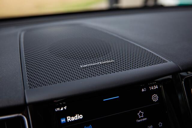 Volvo XC60 2.0 T8 Plug-in hybrid AWD Plus Black Edition , Luchtvering, Panoramadak, Harman&Kardon, 360-camera, HUD