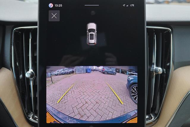 Volvo XC60 T6 Recharge AWD Plus Bright - Luchtvering - IntelliSafe Assist & Surround - Harman/Kardon audio - Adaptieve LED koplampen - Parkeercamera achter - Verwarmde voorstoelen, stuur & achterbank - Parkeersensoren voor & achter - Elektr. bedienb. voorstoelen met geheugen - Inklapbare trekhaak - 22' LMV
