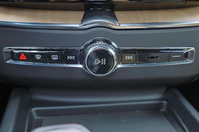 Volvo XC60 T6 Recharge AWD Plus Bright - Luchtvering - IntelliSafe Assist & Surround - Harman/Kardon audio - Adaptieve LED koplampen - Parkeercamera achter - Verwarmde voorstoelen, stuur & achterbank - Parkeersensoren voor & achter - Elektr. bedienb. voorstoelen met geheugen - Inklapbare trekhaak - 22' LMV