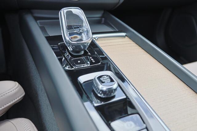 Volvo XC60 T6 Recharge AWD Plus Bright - Luchtvering - IntelliSafe Assist & Surround - Harman/Kardon audio - Adaptieve LED koplampen - Parkeercamera achter - Verwarmde voorstoelen, stuur & achterbank - Parkeersensoren voor & achter - Elektr. bedienb. voorstoelen met geheugen - Inklapbare trekhaak - 22' LMV