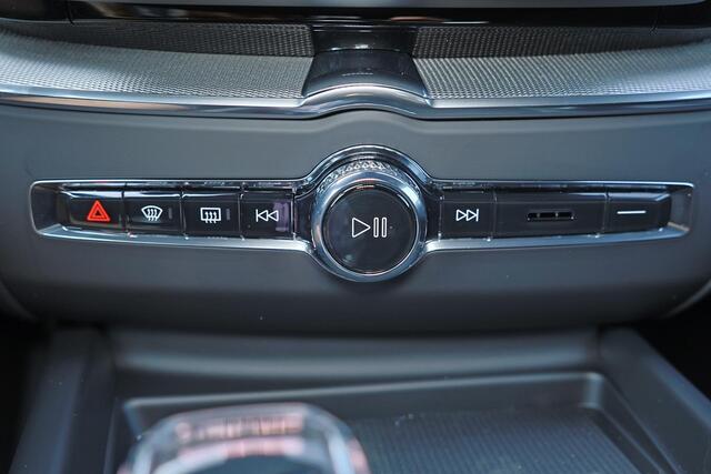 Volvo XC60 T6 Recharge AWD Plus Black Edition - Panorama/schuifdak - IntelliSafe Assist & Surround - 360º Camera - Harman/Kardon audio - Verwarmde voorstoelen, stuur & achterbank - Parkeersensoren voor & achter - Elektr. bedienb. voorstoelen met geheugen - Head up display - Draadloze tel. lader - Extra getint glas - 21' LMV