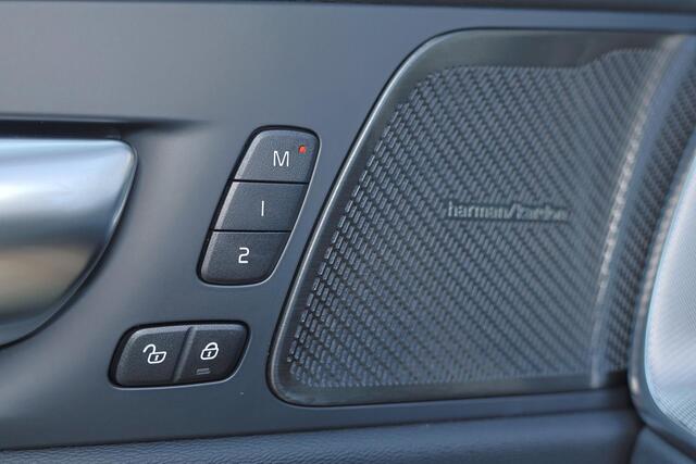 Volvo XC60 T6 Recharge AWD Plus Black Edition - Panorama/schuifdak - IntelliSafe Assist & Surround - 360º Camera - Harman/Kardon audio - Verwarmde voorstoelen, stuur & achterbank - Parkeersensoren voor & achter - Elektr. bedienb. voorstoelen met geheugen - Head up display - Draadloze tel. lader - Extra getint glas - 21' LMV