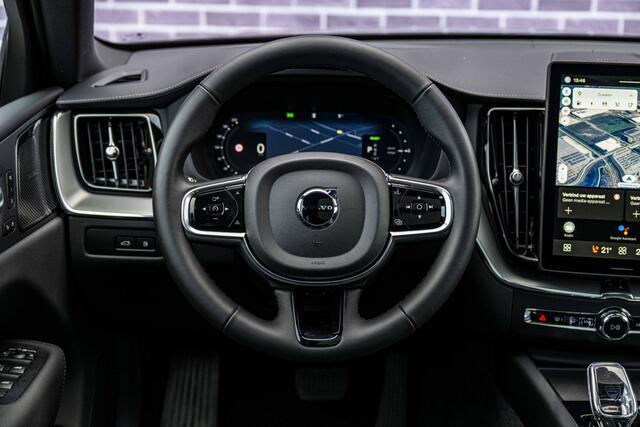 Volvo XC60 2.0 T6 Plug-in hybrid AWD Ultra Black Edition | Facelift | Adaptieve Cruise Control | Panoramadak | 360° Parkeercamera | Harman Kardon Audio | Head-Up Display | Dodehoek Detectie | Stoel-/Stuurverwarming |