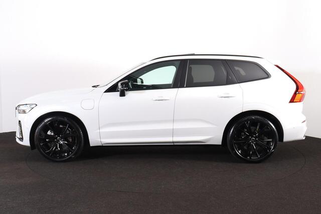 Volvo XC60 T6 Recharge AWD Ultra Black Edition - Luchtvering - Panorama/schuifdak - IntelliSafe Assist & Surround - 360º Camera - Harman/Kardon audio - Adaptieve LED koplampen - Verwarmde voorstoelen, stuur & achterbank - Parkeersensoren voor & achter - Elektr. bedienb. voorstoelen met geheugen - Head up display - Draadloze tel. lader - Extra getint glas - Inklapbare trekhaak - 21' LMV