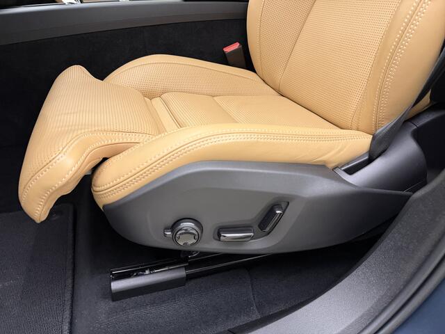 Volvo XC60 T6 AWD 350pk Plus Dark / Luchtvering / Geventileerde stoelen / Amber interieur / Panorama dak / Trekhaak / Voorruit verwarming /
