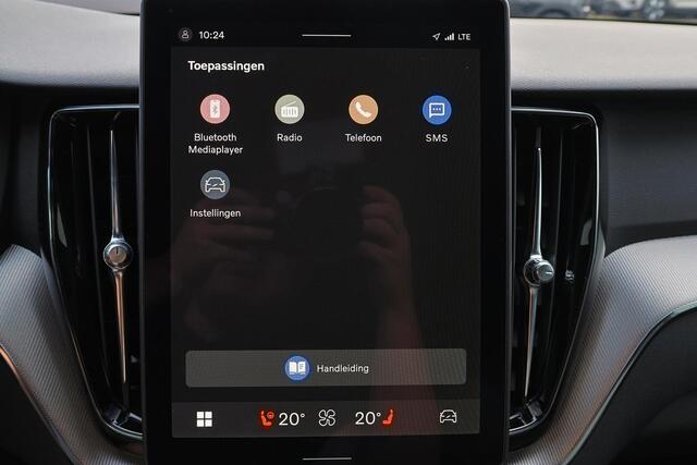 Volvo XC60 T6 Recharge AWD Plus Black Edition - Panorama/schuifdak - IntelliSafe Assist & Surround - 360º Camera - Harman Kardon audio - Verwarmde voorstoelen, stuur & achterbank - Parkeersensoren voor & achter - Elektr. bedienb. voorstoelen met geheugen - Head up display - Draadloze tel. lader - Extra getint glas - 21' LMV