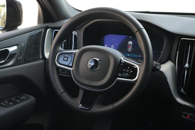 Volvo XC60 2.0 T8 FACELIFT Plug-in hybrid AWD Black Edition | 455 PK | Pano | Luchtvering | Trekhaak | Volvo XC60 2.0 T8 Plug-in Hybrid AWD Black Edition met 2.0 viercilinder plug-in hybride aandrijflijn en 455 PK, voorzien van elektrisch panoramadak, luchtvering en head up display