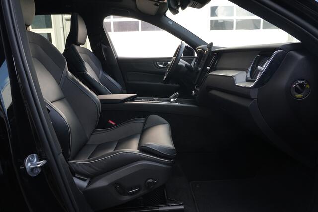 Volvo XC60 2.0 T8 FACELIFT Plug-in hybrid AWD Black Edition | 455 PK | Pano | Luchtvering | Trekhaak | Volvo XC60 2.0 T8 Plug-in Hybrid AWD Black Edition met 2.0 viercilinder plug-in hybride aandrijflijn en 455 PK, voorzien van elektrisch panoramadak, luchtvering en head up display