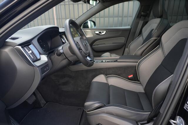 Volvo XC60 2.0 T8 FACELIFT Plug-in hybrid AWD Black Edition | 455 PK | Pano | Luchtvering | Trekhaak | Volvo XC60 2.0 T8 Plug-in Hybrid AWD Black Edition met 2.0 viercilinder plug-in hybride aandrijflijn en 455 PK, voorzien van elektrisch panoramadak, luchtvering en head up display