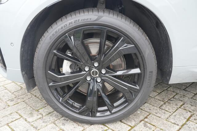 Volvo XC60 2.0 T8 FACELIFT Plug-in hybrid AWD Ultra Black Edition | 455 PK | Pano| Bowers | Luchtvering | Trekhaak | Volvo XC60 2.0 T8 Plug-in Hybrid AWD Black Edition met 2.0 viercilinder plug-in hybride aandrijflijn en 455 PK, voorzien van elektrisch panoramadak, luchtvering en head up display