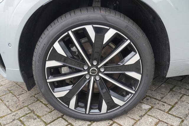 Volvo XC60 2.0 T8 FACELIFT Plug-in hybrid AWD Ultra Dark | 455 PK | Pano | Luchtvering | Trekhaak | Volvo XC60 2.0 T8 Plug-in Hybrid AWD Ultra Dark met 2.0 viercilinder plug-in hybride aandrijflijn en 455 PK, voorzien van elektrisch panoramadak, luchtvering en head up display