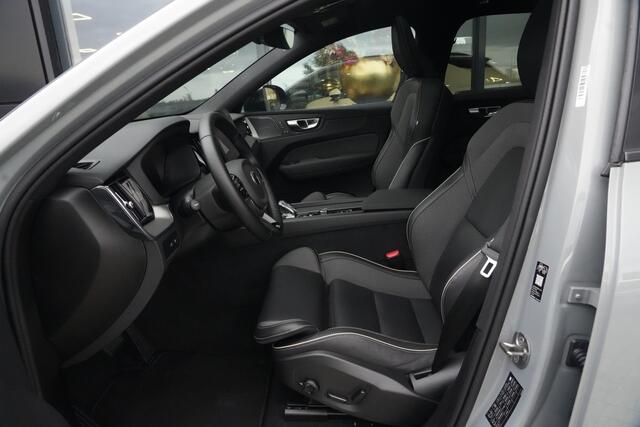 Volvo XC60 2.0 T8 FACELIFT Plug-in hybrid AWD Ultra Black Edition | 455 PK | Panoramadak | Trekhaak | HUD | Volvo XC60 2.0 T8 Plug-in Hybrid AWD Black Edition met 2.0 viercilinder plug-in hybride aandrijflijn en 455 PK, voorzien van elektrisch panoramadak, luchtvering en head up display