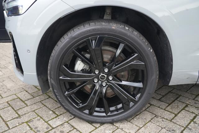 Volvo XC60 2.0 T8 FACELIFT Plug-in hybrid AWD Ultra Black Edition | 455 PK | Panoramadak | Trekhaak | HUD | Volvo XC60 2.0 T8 Plug-in Hybrid AWD Black Edition met 2.0 viercilinder plug-in hybride aandrijflijn en 455 PK, voorzien van elektrisch panoramadak, luchtvering en head up display