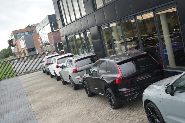 Volvo XC60 2.0 T8 FACELIFT Plug-in hybrid AWD Ultra Black Edition | 455 PK | Panoramadak | Trekhaak | HUD | Volvo XC60 2.0 T8 Plug-in Hybrid AWD Black Edition met 2.0 viercilinder plug-in hybride aandrijflijn en 455 PK, voorzien van elektrisch panoramadak, luchtvering en head up display