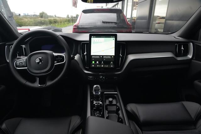 Volvo XC60 2.0 T8 FACELIFT Plug-in hybrid AWD Ultra Black Edition | 455 PK | Panoramadak | Trekhaak | HUD | Volvo XC60 2.0 T8 Plug-in Hybrid AWD Black Edition met 2.0 viercilinder plug-in hybride aandrijflijn en 455 PK, voorzien van elektrisch panoramadak, luchtvering en head up display