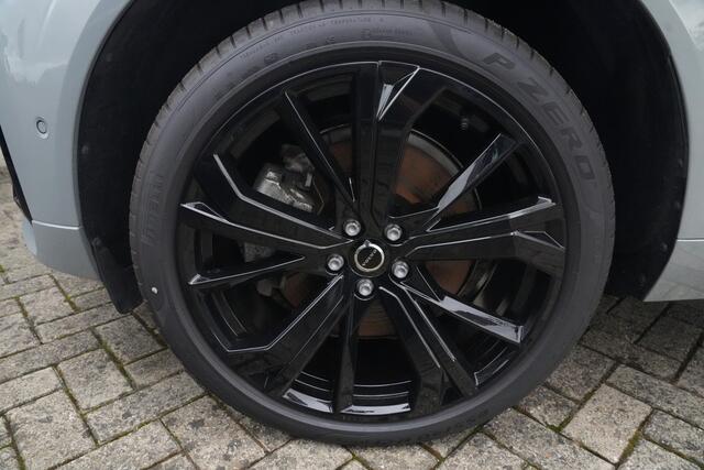 Volvo XC60 2.0 T8 FACELIFT Plug-in hybrid AWD Ultra Black Edition | 455 PK | Panoramadak | Trekhaak | HUD | Volvo XC60 2.0 T8 Plug-in Hybrid AWD Black Edition met 2.0 viercilinder plug-in hybride aandrijflijn en 455 PK, voorzien van elektrisch panoramadak, luchtvering en head up display