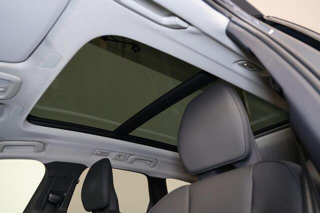 Volvo XC60 T6 Recharge AWD Ultra Dark - Luchtvering - Panorama/schuifdak - IntelliSafe Assist & Surround - 360º Camera - Harman/Kardon audio - Adaptieve LED koplampen - Verwarmde voorstoelen, stuur & achterbank - Parkeersensoren voor & achter - Elektr. bedienb. voorstoelen met geheugen - Head up display - Draadloze tel. lader - Extra getint glas - Inklapbare trekhaak - 20' LMV