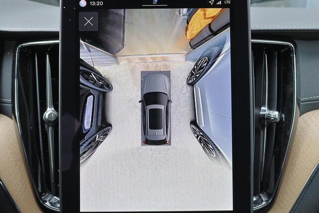 Volvo XC60 T6 Recharge AWD Ultra Dark - Luchtvering - Panorama/schuifdak - IntelliSafe Assist & Surround - 360º Camera - Harman/Kardon audio - Adaptieve LED koplampen - Verwarmde voorstoelen, stuur & achterbank - Parkeersensoren voor & achter - Elektr. bedienb. voorstoelen met geheugen - Head up display - Draadloze tel. lader - Extra getint glas - Inklapbare trekhaak - 20' LMV