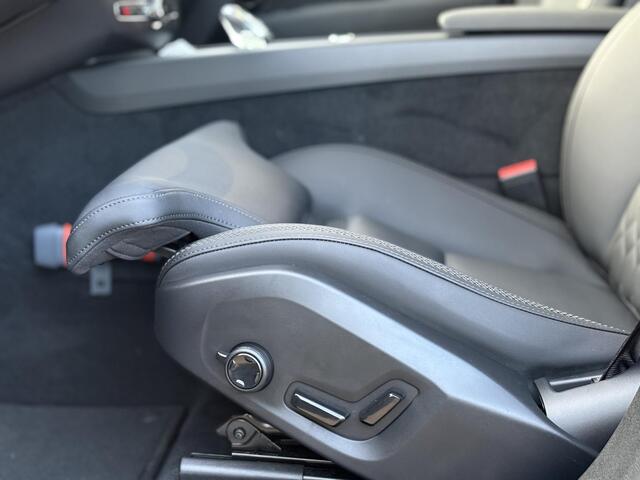 Volvo XC60 2.0 T6 Plug-in hybrid AWD Ultra Dark | Trekhaak 2.250 kg | Luchtvering | Harman Kardon Audio | Head-up Display | 360 Graden Camera | Panoramadak | Stoelverwarming voor en achter | Keyless Entry | Elektrische Achterklep | Elektrisch Verstelbare Voorstoelen | Cruise Control Adaptief | BLIS | Google Navigatie | Apple Carplay | Android Auto