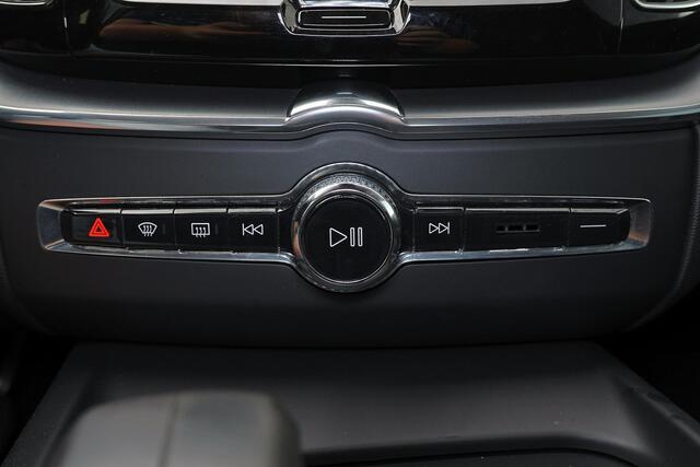 Volvo XC60 T6 Recharge AWD Inscription Expression - Panorama/schuifdak - IntelliSafe Assist - Harman/Kardon audio - Adaptieve LED koplampen - Parkeercamera achter - Verwarmde voorstoelen & stuur - Parkeersensoren voor & achter - Draadloze tel. lader - Extra getint glas - Inklapbare trekhaak - 18' LMV