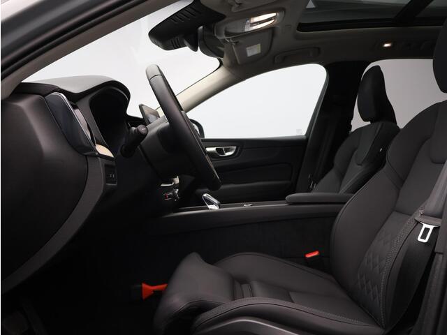Volvo XC60 T6 AWD Plug-in hybrid Ultra Dark / Trekhaak / Head up displ. / Harman Kardon / 360 camera / Stoel+stuur+achterbankverw.