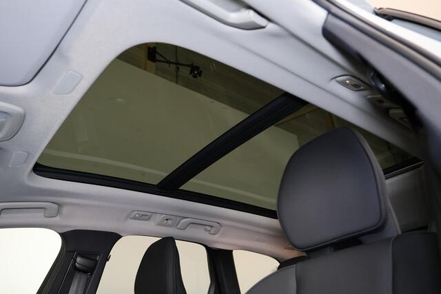 Volvo XC60 T6 Recharge AWD Ultra Dark - Luchtvering - Panorama/schuifdak - IntelliSafe Assist & Surround - 360º Camera - Harman/Kardon audio - Adaptieve LED koplampen - Verwarmde voorstoelen, stuur & achterbank - Parkeersensoren voor & achter - Elektr. bedienb. voorstoelen met geheugen - Head up display - Draadloze tel. lader - Extra getint glas - Inklapbare trekhaak - 20' LMV