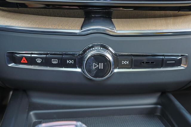 Volvo XC60 T6 Recharge AWD Ultra Dark - Luchtvering - Panorama/schuifdak - IntelliSafe Assist & Surround - 360º Camera - Harman/Kardon audio - Adaptieve LED koplampen - Verwarmde voorstoelen, stuur & achterbank - Parkeersensoren voor & achter - Elektr. bedienb. voorstoelen met geheugen - Head up display - Draadloze tel. lader - Extra getint glas - Inklapbare trekhaak - 20' LMV
