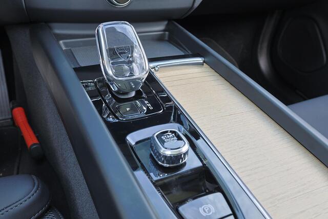 Volvo XC60 T6 Recharge AWD Ultra Dark - Luchtvering - Panorama/schuifdak - IntelliSafe Assist & Surround - 360º Camera - Harman/Kardon audio - Adaptieve LED koplampen - Verwarmde voorstoelen, stuur & achterbank - Parkeersensoren voor & achter - Elektr. bedienb. voorstoelen met geheugen - Head up display - Draadloze tel. lader - Extra getint glas - Inklapbare trekhaak - 20' LMV