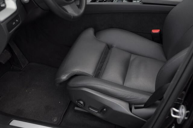 Volvo XC60 T6 350PK Automaat Plug-in hybrid AWD Plus Bright Panoramisch schuif-kanteldak / Google infotainment / Lederen bekleding / Parkeersensoren voor en achter met parkeercamera / Road Sign information / Cruise Control